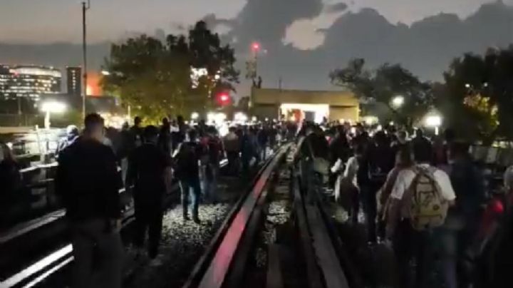 Caos en las Líneas 8 y 9 del Metro en plena hora pico; usuarios caminaron por las vías (Videos)