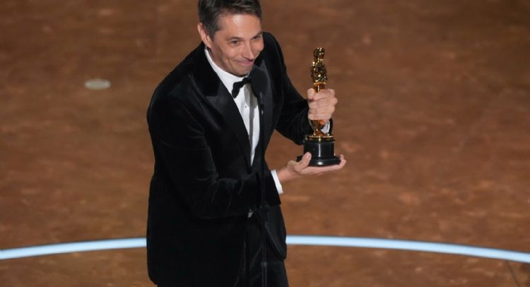 Sean Baker gana el Oscar a guion original por "Anora" y "Cónclave" gana el trofeo a guion adaptado