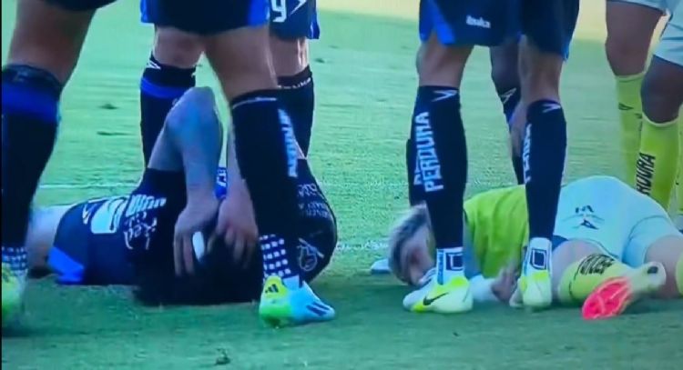 Emiliano Gómez, jugador del Puebla, convulsiona durante un partido tras choque de cabezas (Video)