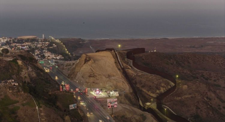 Gobierno de EU reporta baja de casi 90% en intentos de cruce fronterizo de migrantes indocumentados