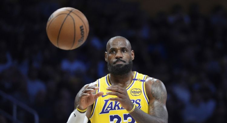 LeBron James es el primer jugador con 50 mil puntos combinados en campaña regular y playoffs