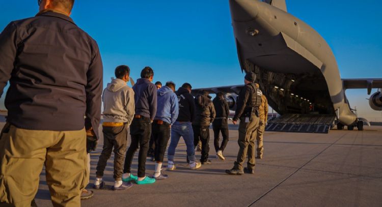 EU gastó 40 millones de dólares en unas 300 deportaciones a terceros países, dice reporte