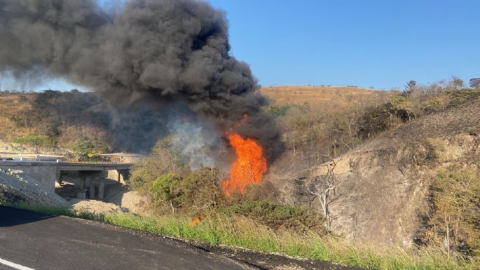 Se incendia ducto de Pemex y suspenden el tránsito en la carretera Transístmica de Oaxaca