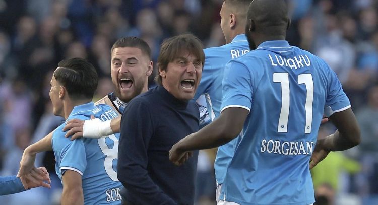 Napoli mantiene la presión sobre el líder de la Serie A, el Inter, y vence 2-1 a la Fiorentina