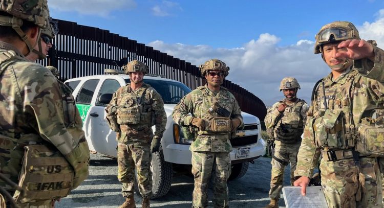Soldados de EU realizan primeras detenciones de migrantes en zonas militares en frontera con México