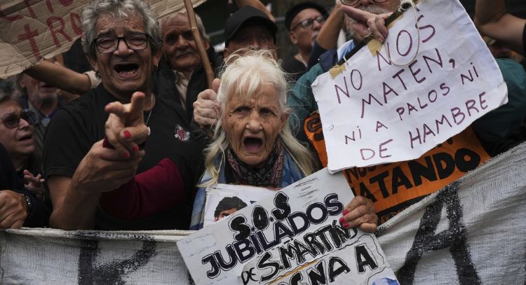 Miles de jubilados vuelven a salir a la calle en Argentina para exigir un aumento de las pensiones