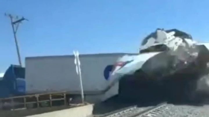 Tren embiste y parte en dos a tráiler que quedó atrapado entre las vías en León (Video)
