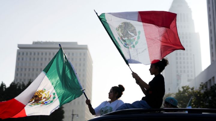 Trump firma decreto para evitar que migrantes indocumentados obtengan beneficios del seguro social