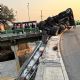 Tráiler se vuelca en Azcapotzalco; contenedor con 27 toneladas de harina queda suspendido de puente