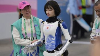 Robots humanoides corren media maratón en China junto a competidores de carne y hueso