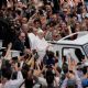 El Papa Francisco emerge de su convalecencia en Pascua y pasea en papamóvil entre la multitud