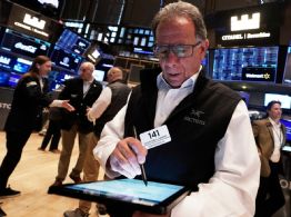 Wall Street y el dólar caen mientras los inversores se alejan más de EU