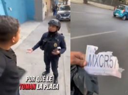 Policías en CDMX son exhibidos en VIDEO usando placas de cartón para extorsionar