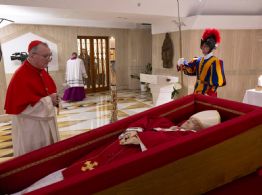 El Vaticano muestra las primeras imágenes del cuerpo del Papa Francisco; el funeral será el sábado