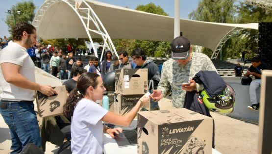 Capacitan y equipan con 200 cascos de motocicleta a trabajadores de Uber en la CDMX