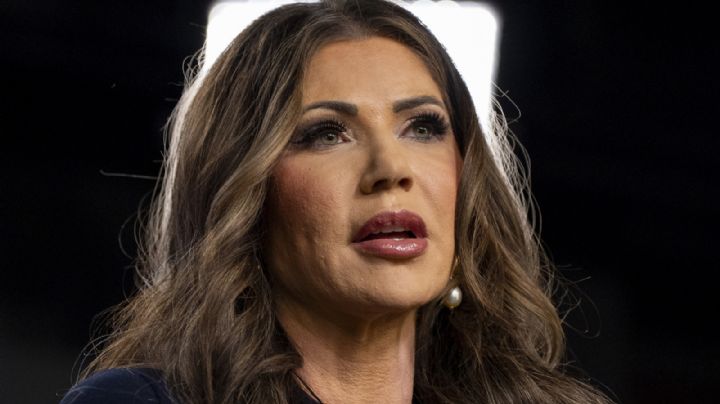 Roban en un restaurante el bolso de Kristi Noem, secretaria de Seguridad de EU