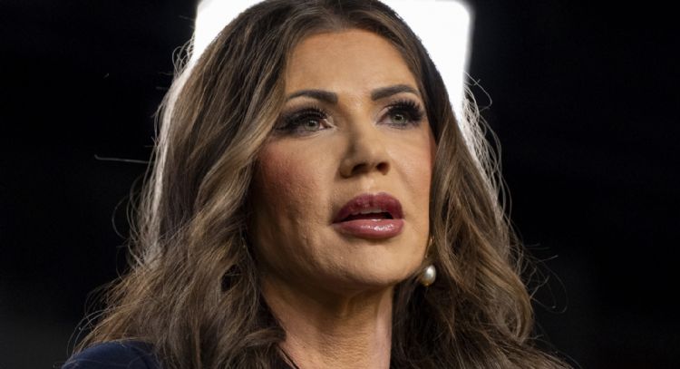 Roban en un restaurante el bolso de Kristi Noem, secretaria de Seguridad de EU