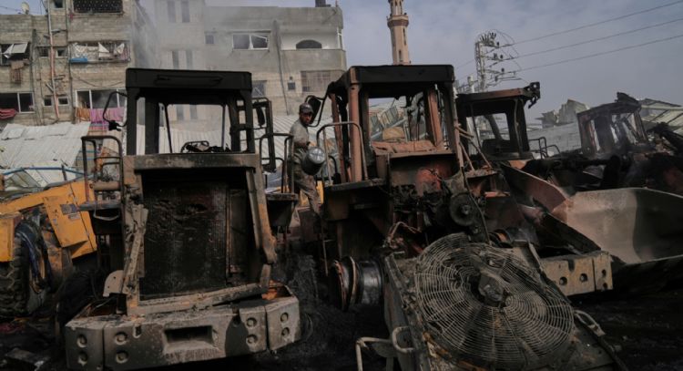 Ataques israelíes matan a 14 en Gaza y destruyen maquinaria pesada para retirar escombros