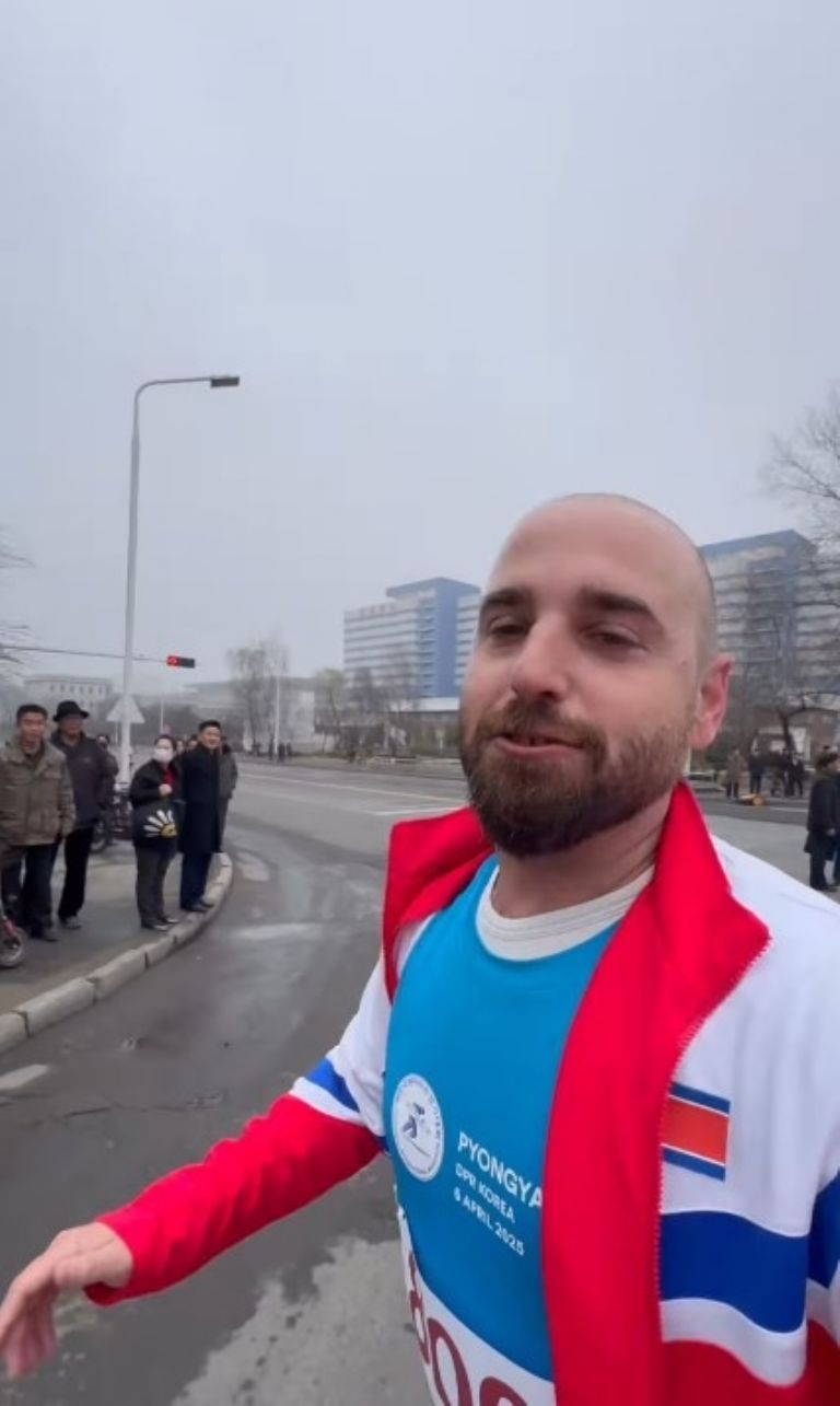 Extranjero se hace pasar por atleta para ingresar a un país que prohíbe el ingreso de turistas VIDEO
