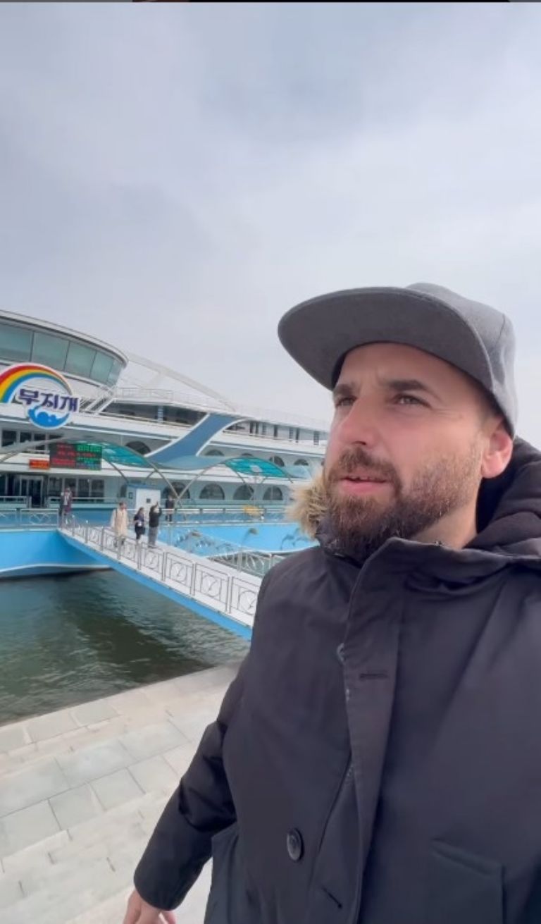 Extranjero se hace pasar por atleta para ingresar a un país que prohíbe el ingreso de turistas VIDEO
