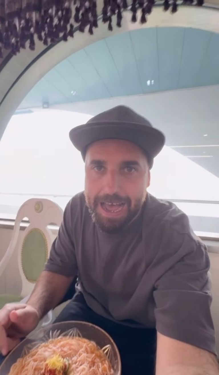 Extranjero se hace pasar por atleta para ingresar a un país que prohíbe el ingreso de turistas VIDEO