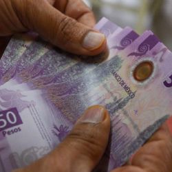 Baja la inflación, pero el peso pierde a la espera de la decisión de política monetaria de Banxico