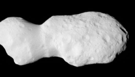 Nave de la NASA envía imágenes de asteroide muy grande, irregular y de forma extraña