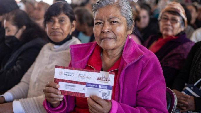 Así puedes recoger la tarjeta del Banco del Bienestar para pensiones a mujeres y adultos mayores