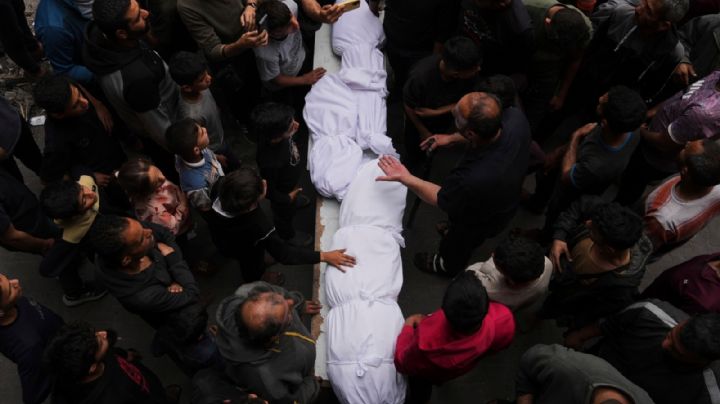 Ataque israelí a escuela convertida en refugio mata a 23, mediadores buscan una tregua larga en Gaza