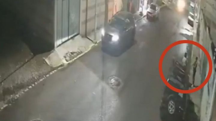 Video muestra secuestro de mujer en Puebla; el hombre con quien hablaba no interviene