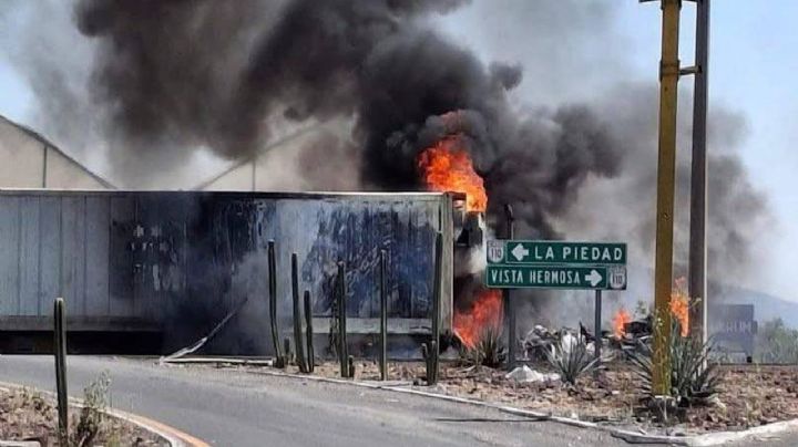 Ola de narcobloqueos sacude a Michoacán; grupos criminales incendian vehículos y Oxxos (Video)