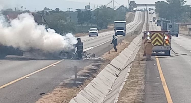 Quema de vehículos bloquea cuatro puntos carreteros de Guanajuato