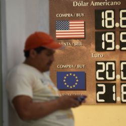 Peso mexicano se fortalece; mercado percibe debilidad del dólar por tensiones con China