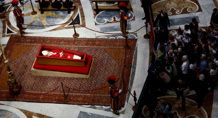 El Vaticano mantiene abierta la capilla ardiente del Papa Francisco toda la noche por gran afluencia