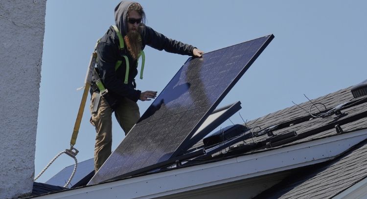 Trump impondrá aranceles de tres mil 521% a paneles solares asiáticos