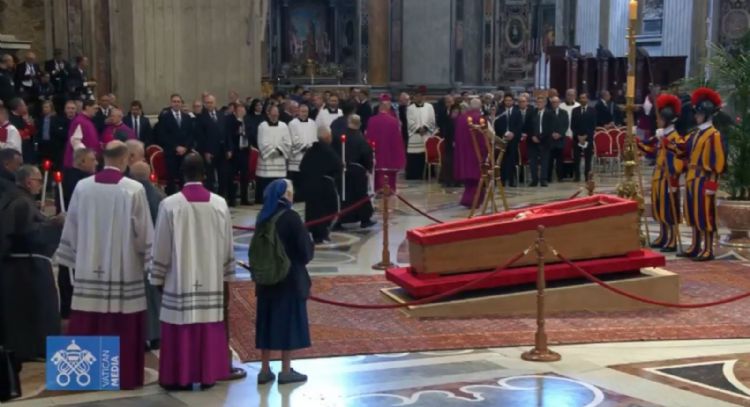 Monja, amiga del papa Francisco, rompe protocolo y llora frente al féretro (Video)