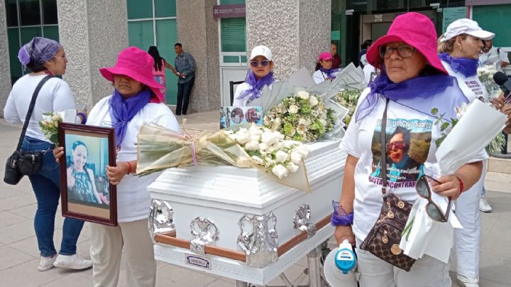 Familiares de víctima de feminicidio protestan con restos exhumados ante Procuraduría de Hidalgo