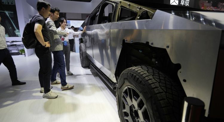 En Shanghái, fabricantes de autos se centran en el mercado global y critican a EU por aranceles