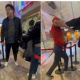 Hombre agrede a empleado de cine tras negarle boletos para sala IMAX (Video)