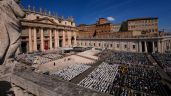 Foto ilustrativa de la nota titulada: Fieles católicos rinden homenaje al papa Francisco mientras su tumba en Roma abre al público