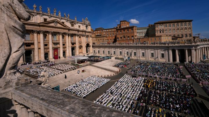 Fieles católicos rinden homenaje al papa Francisco mientras su tumba en Roma abre al público