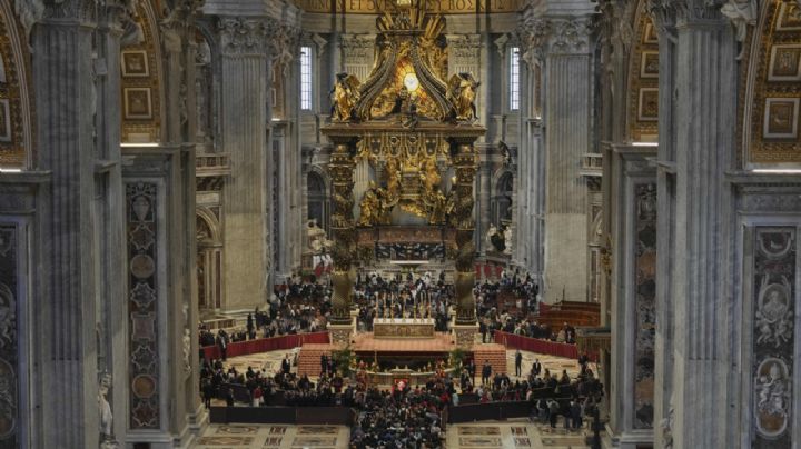 Jóvenes iban por la canonización de un santo millennial; se quedaron al funeral del papa Francisco