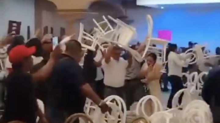 Revientan a sillazos asamblea de senador morenista para promover la elección judicial (Videos)