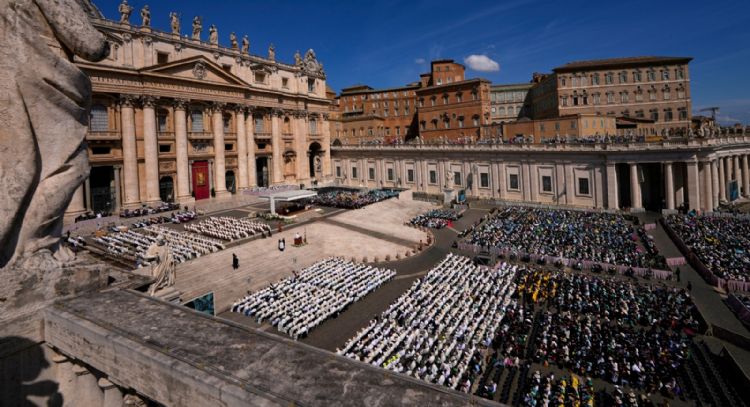Fieles católicos rinden homenaje al papa Francisco mientras su tumba en Roma abre al público