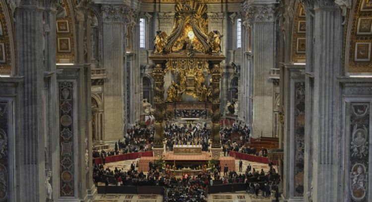 Jóvenes iban por la canonización de un santo millennial; se quedaron al funeral del papa Francisco