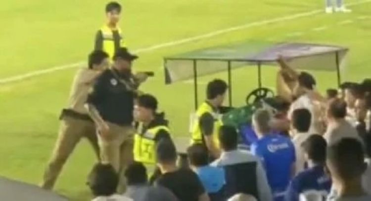 Guardia de seguridad amenaza con un arma a afición del Celaya en partido de Liga Expansión (Videos)