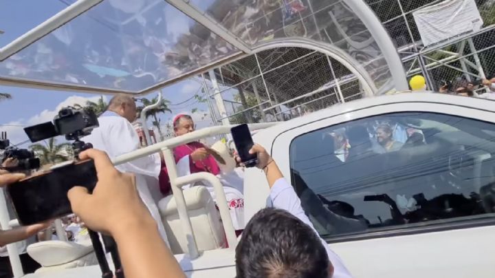Arzobispo de Tuxtla pide disculpas por pasear en papamóvil (Video)