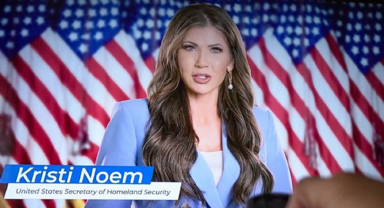 Kristi Noem culpa a migrante “ilegal” por el robo de su bolso Gucci