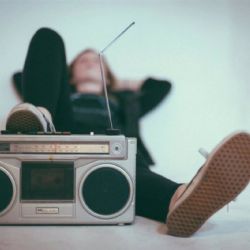 Ni redes móviles ni internet: la radio FM conecta a los ciudadanos en medio del apagón