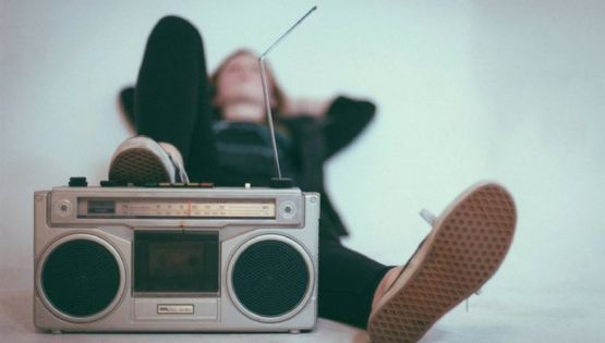 Ni redes móviles ni internet: la radio FM conecta a los ciudadanos en medio del apagón